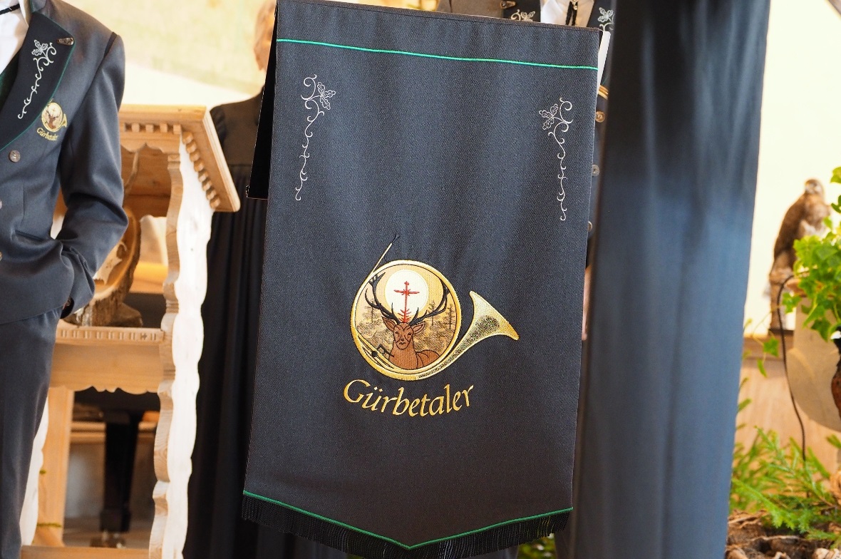 Gürbetaler Parforcehorn-Bläser am Hubertus-Gottesdienst in Zweisimmen.