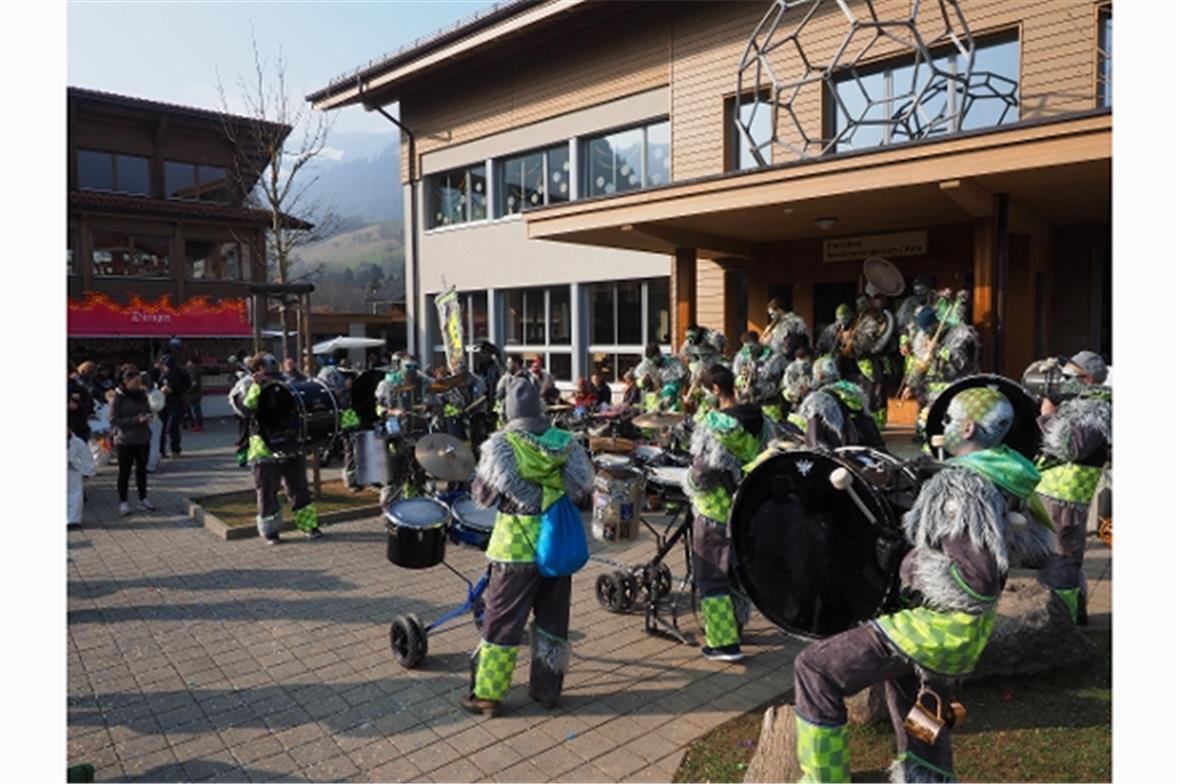 Guggenmusik auf dem Festplatz.
