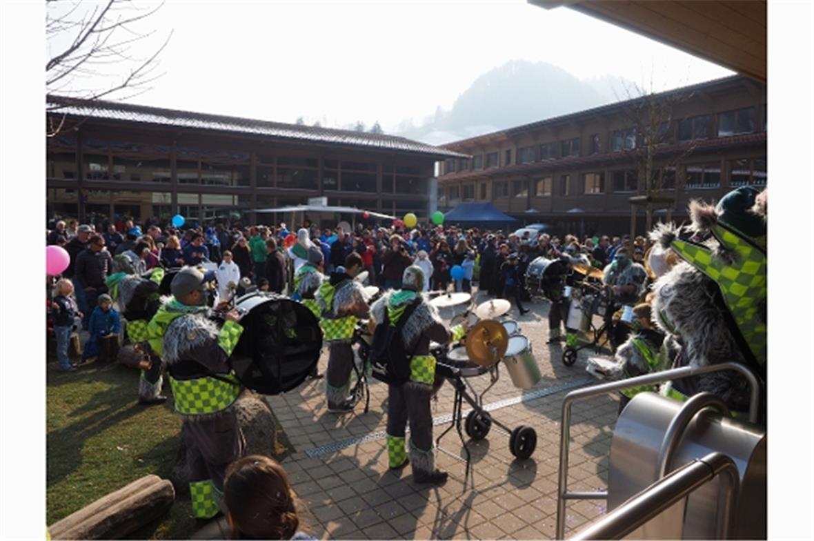 Guggenmusik auf dem Festplatz.