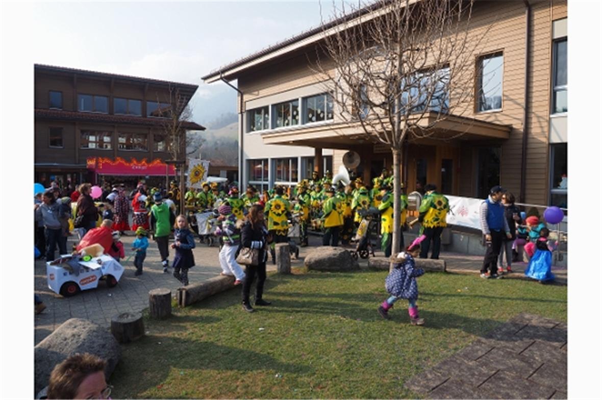 Guggenmusik auf dem Festplatz.