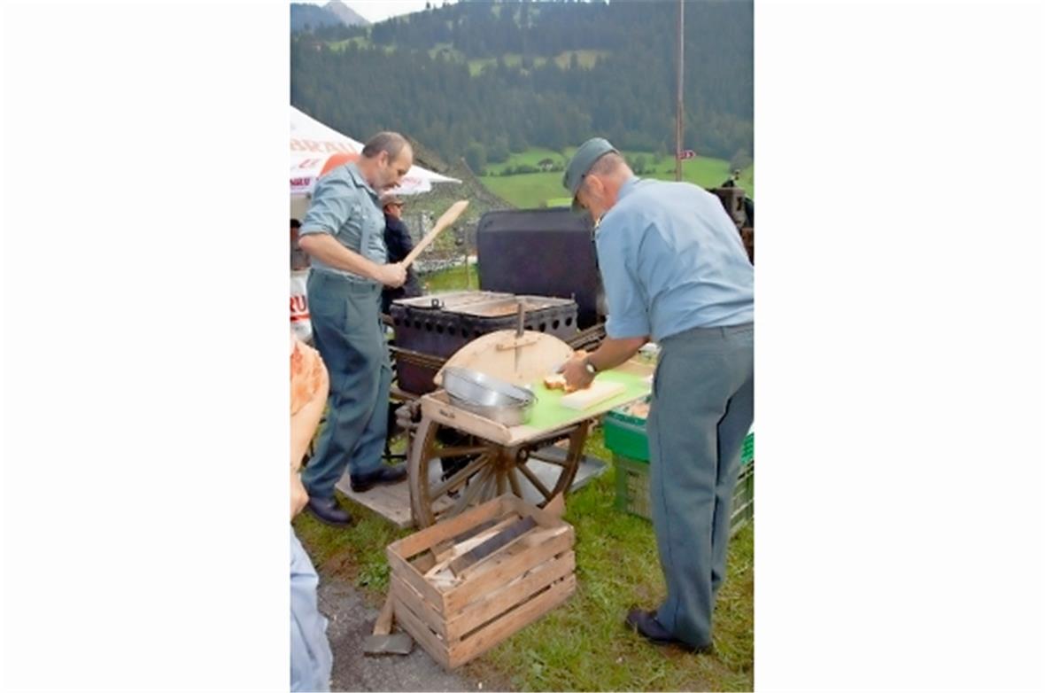 Gulaschkanone mit dampfendem Spatz