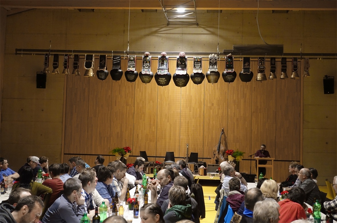 Gut 100 geladene Gäste hörten Bärtel Moor als OK-Präsident des heurigen Oberländischen an der Lenk aufmerksam zu.