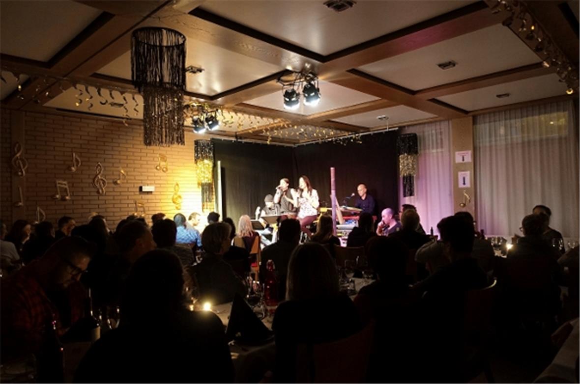 Gut 80 Gäste genossen den ersten von sechs Jubiläums-Liederabenden von Babs und ...