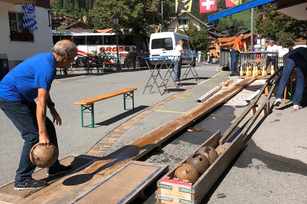 Gut Holz – oder vielleicht auch «alle Neune». Auf der Outdoor-Kegelbahn vor Hele...