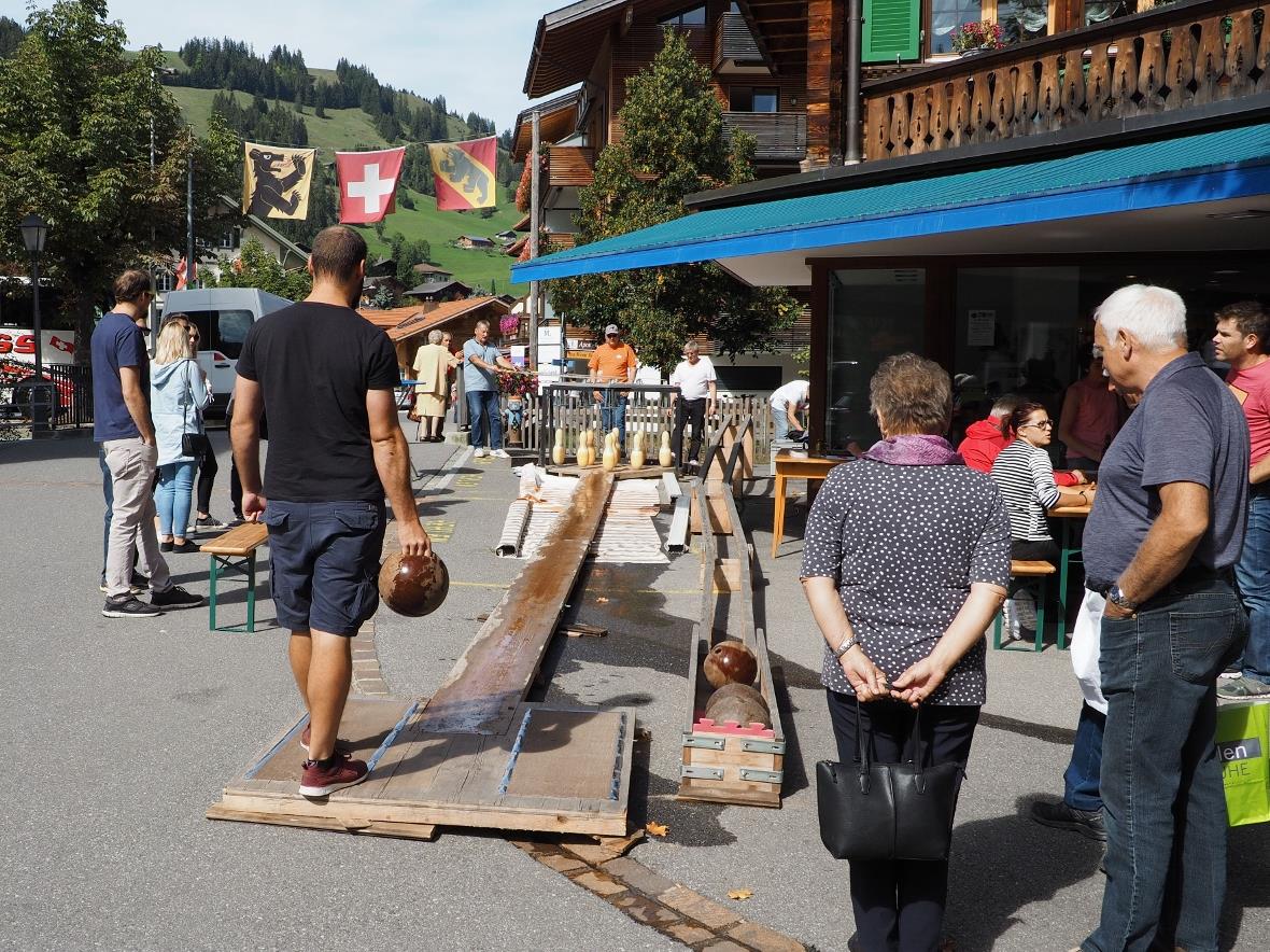 Gut Holz – oder vielleicht auch «alle Neune». Auf der Outdoor-Kegelbahn vor Hele...