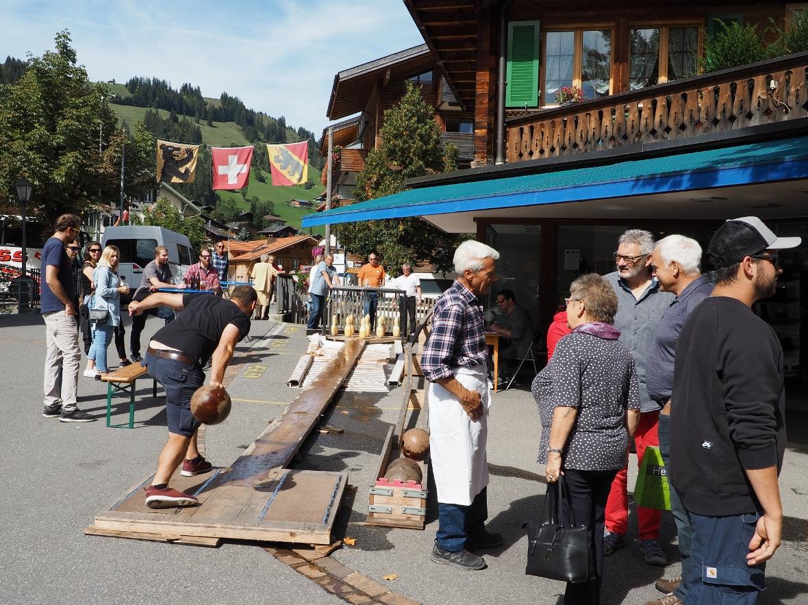 Gut Holz – oder vielleicht auch «alle Neune». Auf der Outdoor-Kegelbahn vor Hele...