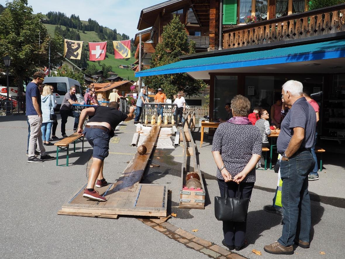 Gut Holz – oder vielleicht auch «alle Neune». Auf der Outdoor-Kegelbahn vor Hele...