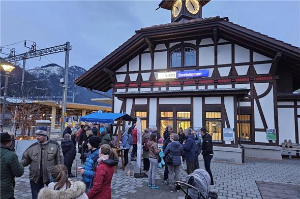 Gut besucht war der Anlass der Dorforganisation Zweisimmen am Bahnhof.