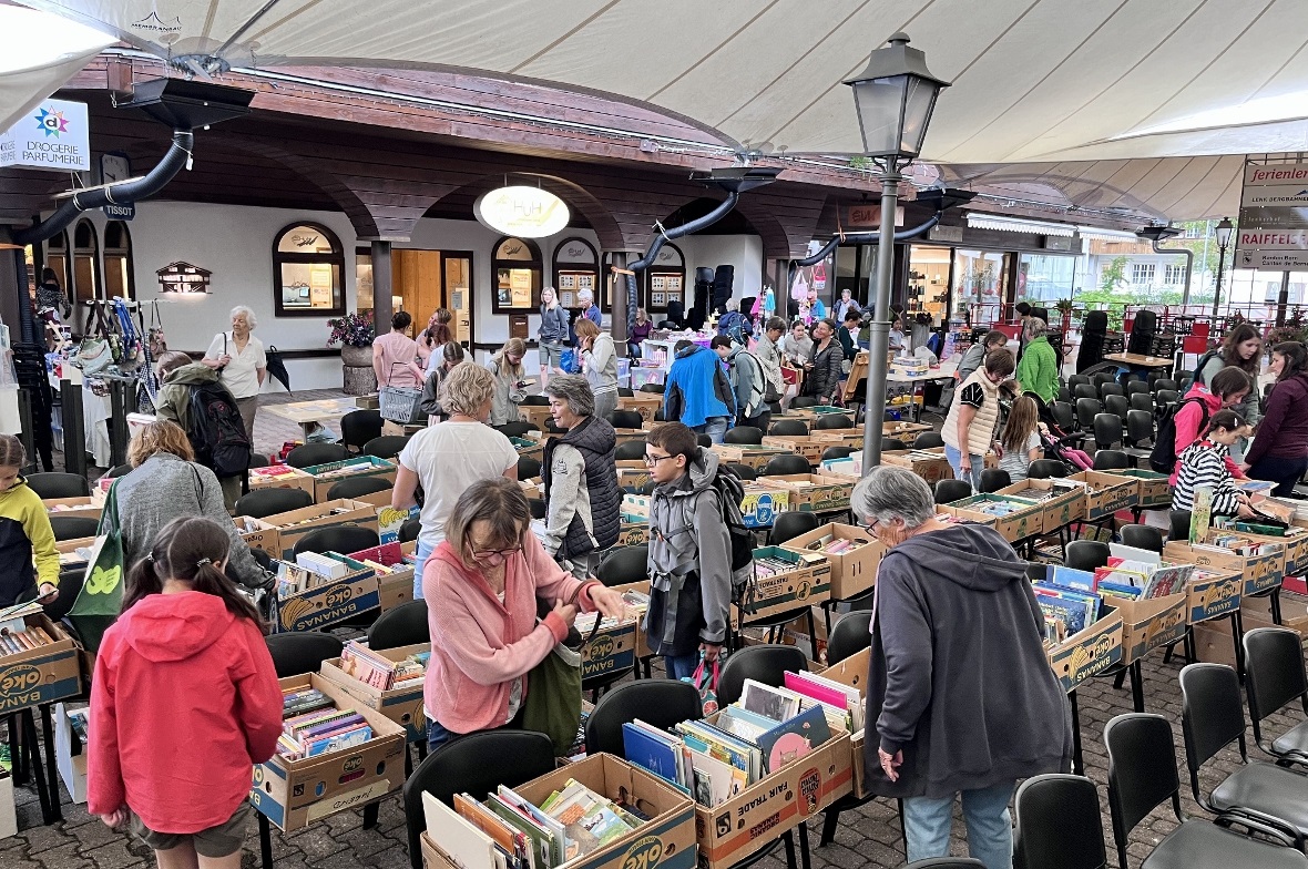 Gut besucht war der Bücher- und Spielwarenverkauf von Bibliothek und Ludothek im Jazz-Zelt auf dem Lenker Kronenplatz.