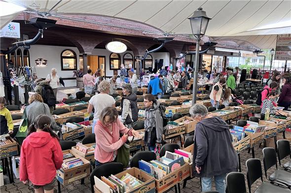Gut besucht war der Bücher- und Spielwarenverkauf von Bibliothek und Ludothek im Jazz-Zelt auf dem Lenker Kronenplatz.