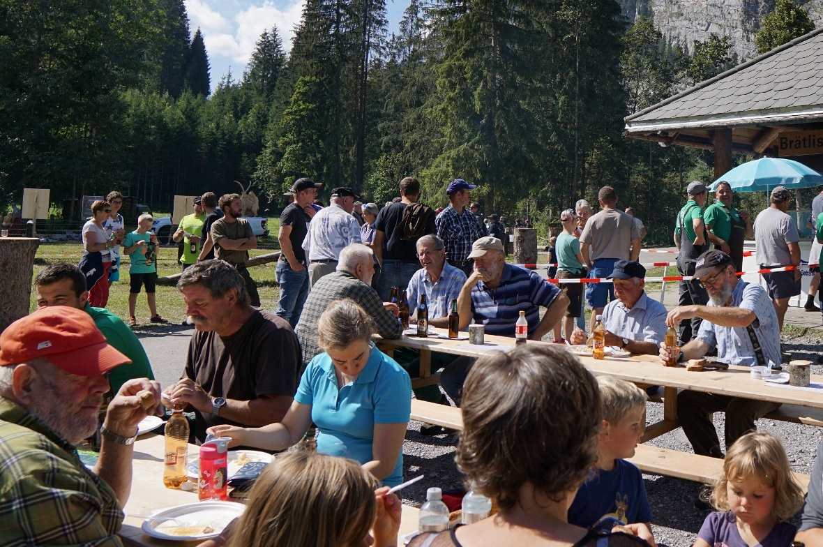 Gut besuchte Festwirtschaft am Viehschauplatz Anger.