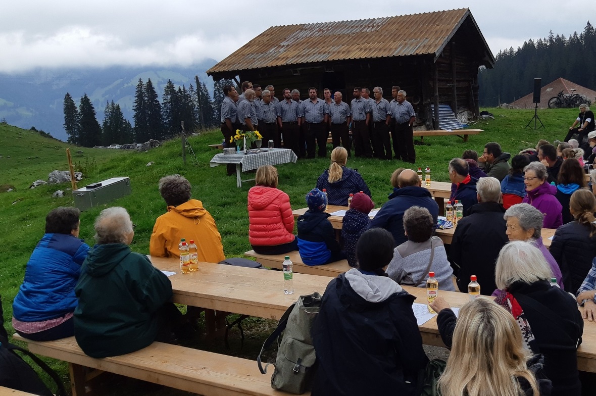 Gut besuchter Feldmösergottesdienst mit dem  Jodlerklub Edelweiss Erlenbach.