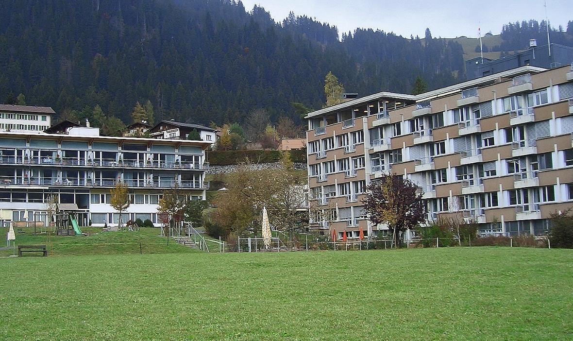 Ein Jahr Spitalgeschichte im Simmental–Saanenland Gut funktionierendes Spital Zweisimmen mit Landreserven in bester Lage.
