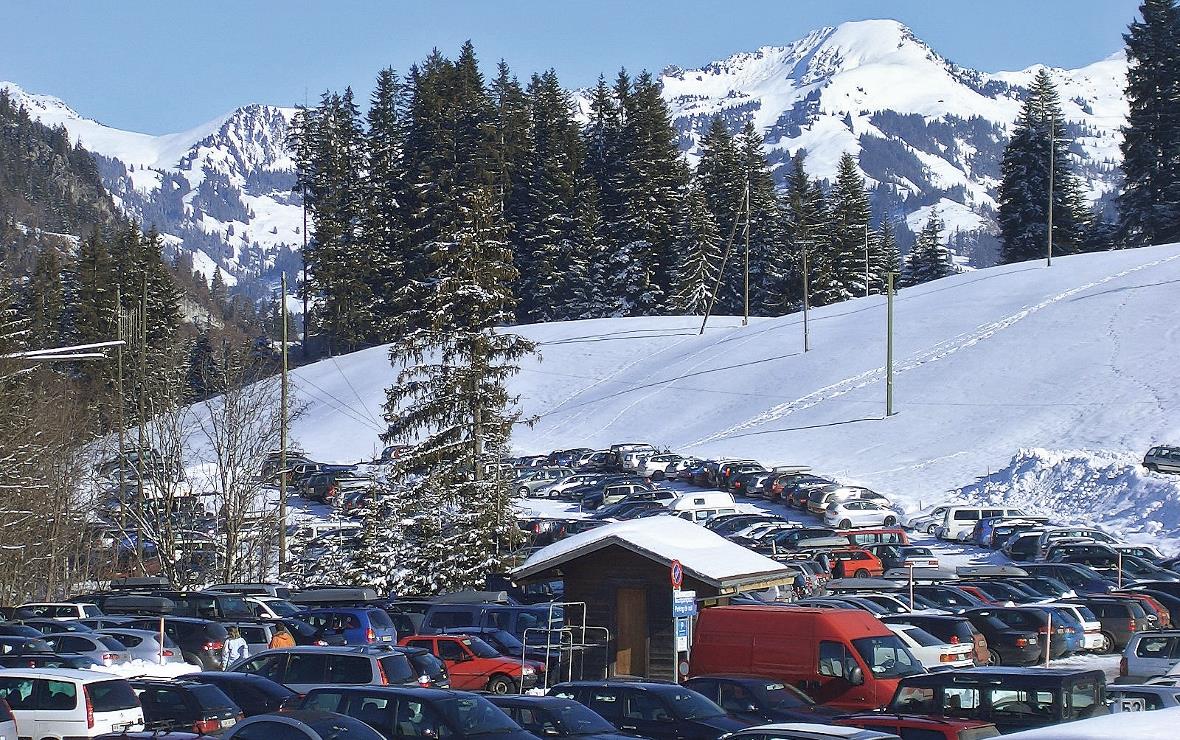 Ein Jahr Spitalgeschichte im Simmental–Saanenland Gut funktionierendes Spital Zweisimmen mit Landreserven in bester Lage.