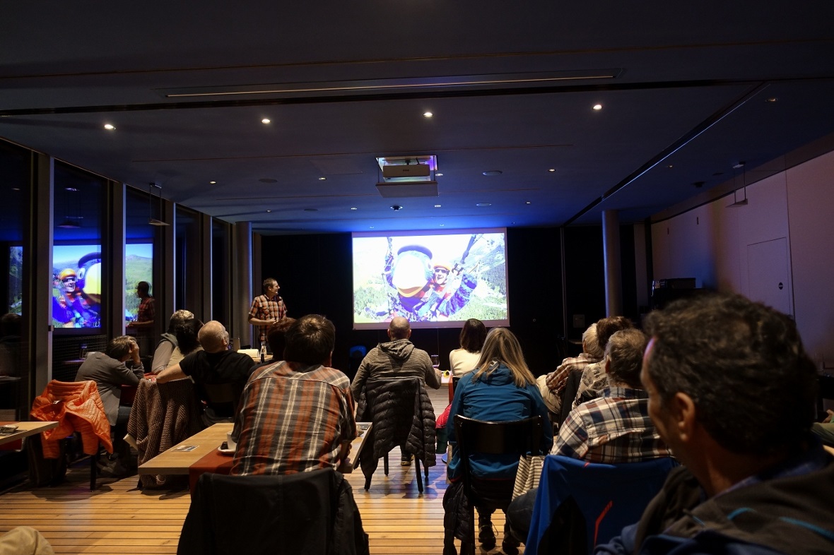 Gut gefüllter Saal mit coronagerechter Distanz.