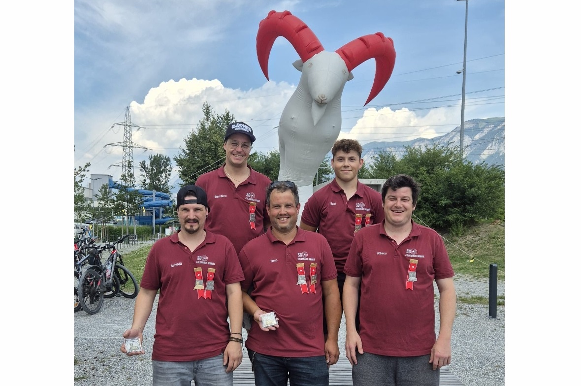 Gut gelaunt vor dem Churer Maskottchen: Die Gruppe Diamant mit Philipp Jutzeler,...