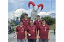 Gut gelaunt vor dem Churer Maskottchen: Die Gruppe Diamant mit Philipp Jutzeler,...