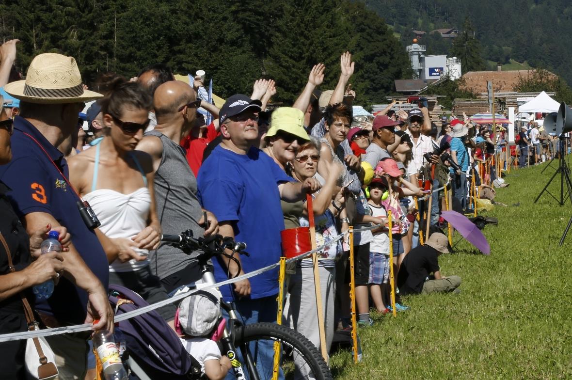 Gut gelaunte Zuschauer soweit das Auge reicht.