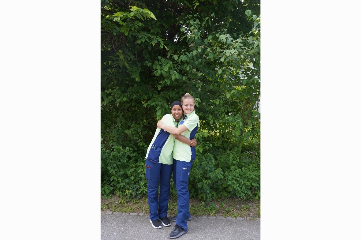 Gute Kolleginnen und Lernende in der Bergsonne, von links Ruqiya Hassan Mohamed ...