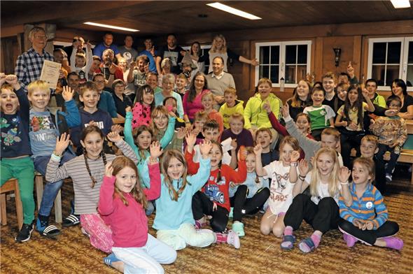Gute Stimmung bei den diesjährigen Teilnehmern des Seppilagers der Schule Mümliswil – mit Lagerorganisator Sepp Bader mit der Ehrungsurkunde (oben links im Bild) und Edi Wüthrich (gleiche Reihe ganz rechts).
