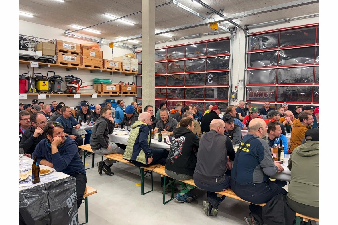 Gute Stimmung beim Nachtessen im Magazin der Feuerwehr Saanen