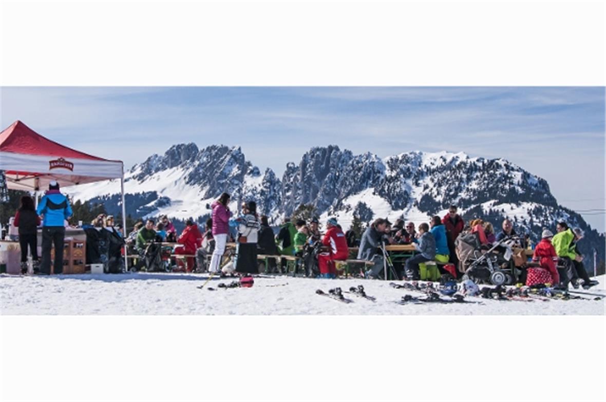 Gute Stimmung in der Festwirtschaft am Skifest vor der imposanten Kulisse der Ga...