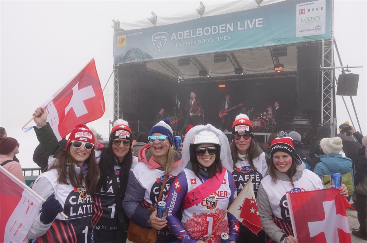 Gute Stimmung trotz Nebel: Die Walliser Polterfrauen feierten beim Volxroxkonzert vom Samstag auf dem Sillerenbühl den Moment und die Braut im Discohelm.
