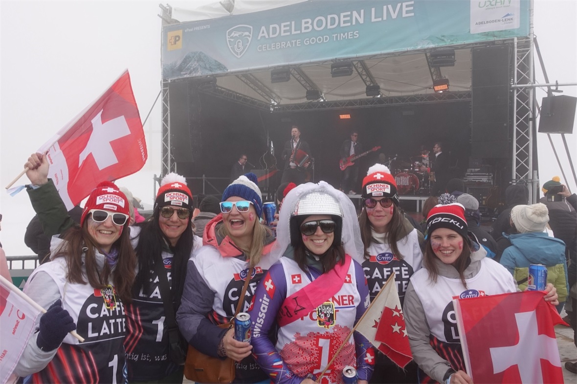 Gute Stimmung trotz Nebel: Die Walliser Polterfrauen feierten beim Volxroxkonzer...