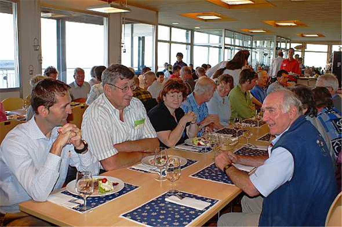 Gutgelaunte Stockhornbahn-Aktionäre geniessen den offerierten Imbiss.