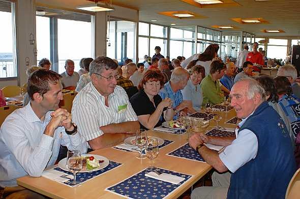Gutgelaunte Stockhornbahn-Aktionäre geniessen den offerierten Imbiss.