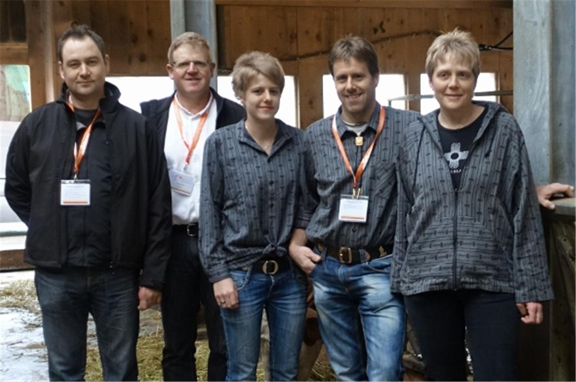 Haben 2001 mitgeholfen, den Rassenclub «Simmental Suisse» zu gründen: Matthias Gerber, Präsident Mutterkuh Schweiz, Jakob Fritz, Präsident Simmental Suisse und Jürg Grünenwald mit Tochter Selina und Frau Käthi.