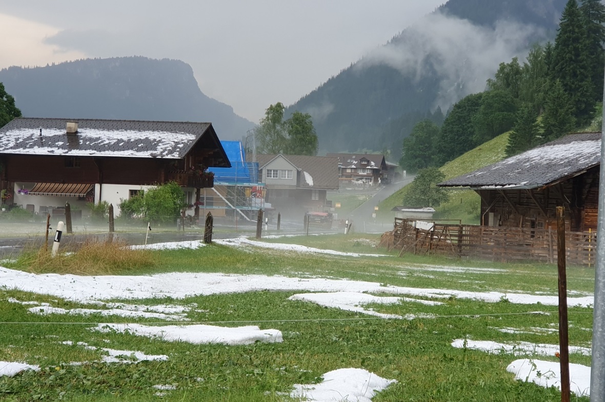 Unwetter im Diemtigtal mit schwerem Hagel Hagel in Schwenden/Winteregg im Diemtigtal.