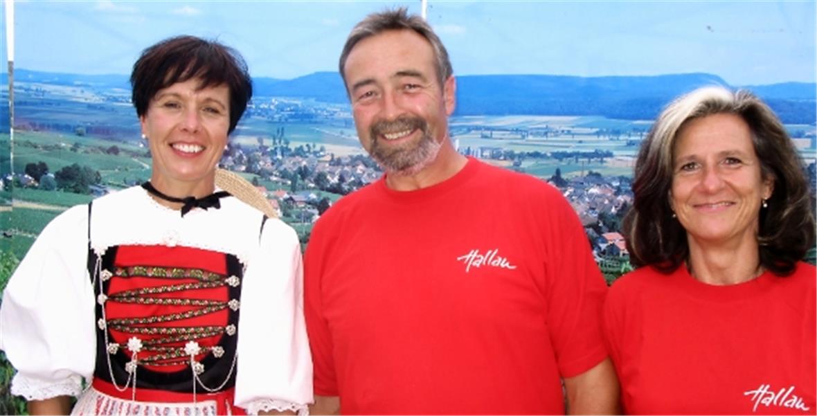 Hallau Tourismus und Gianini Weinbau sind 10 Jahre treue Besucher des Sommerfests: Anita Rüedi (neue Geschäftsführerin HT), Romy und Fernando Gianini