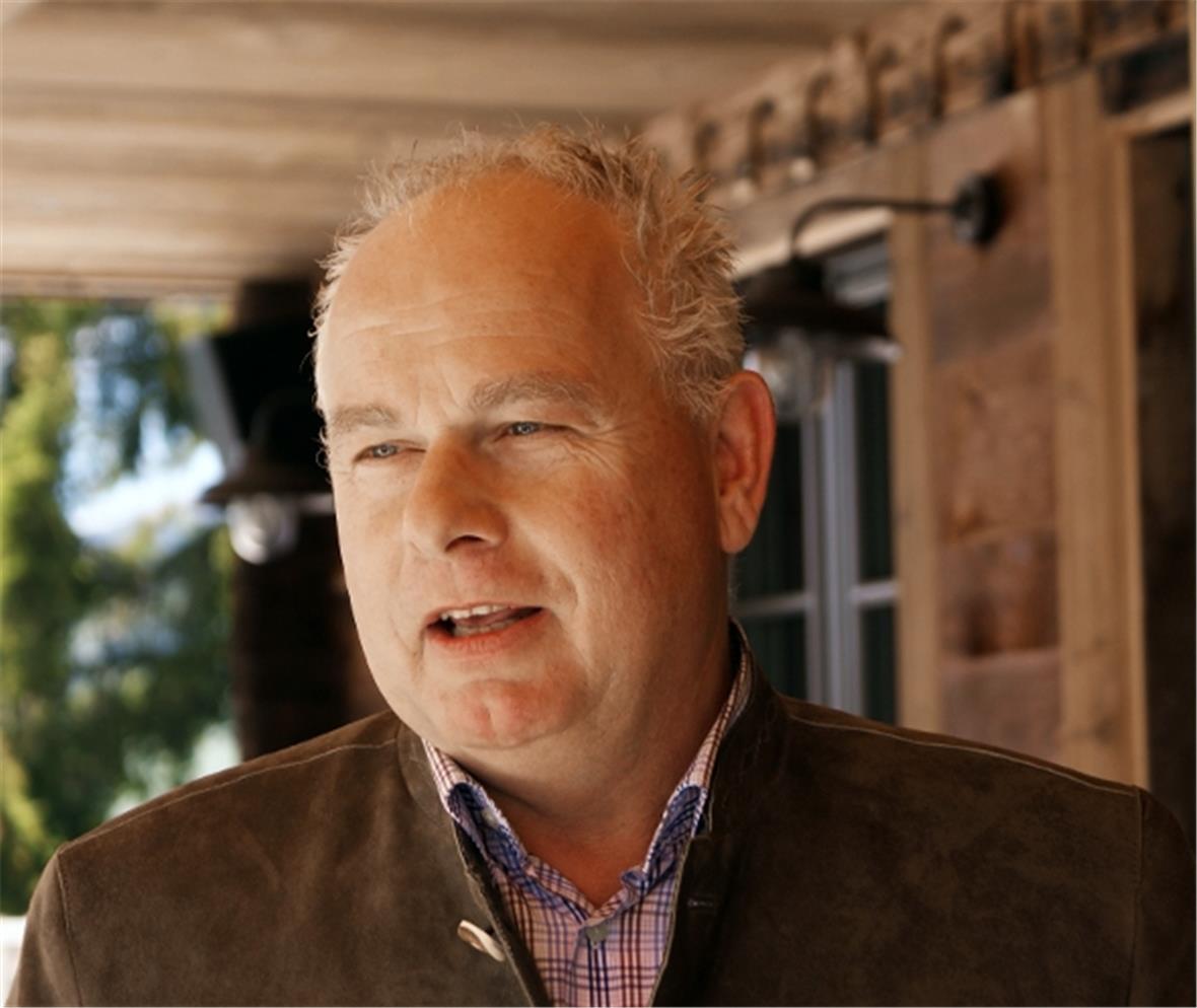 Hamilton Lodge-Hotelier John Wegink hiess die Golden Pass-Bahnfreunde am Rinderberg willkommen und verriet ein «Geheimnis»: Er ist ausgebildeter Lok-Führer und pilotiert auch heute noch regelmässig Zugskompositionen durch sein Heimatland Holland.