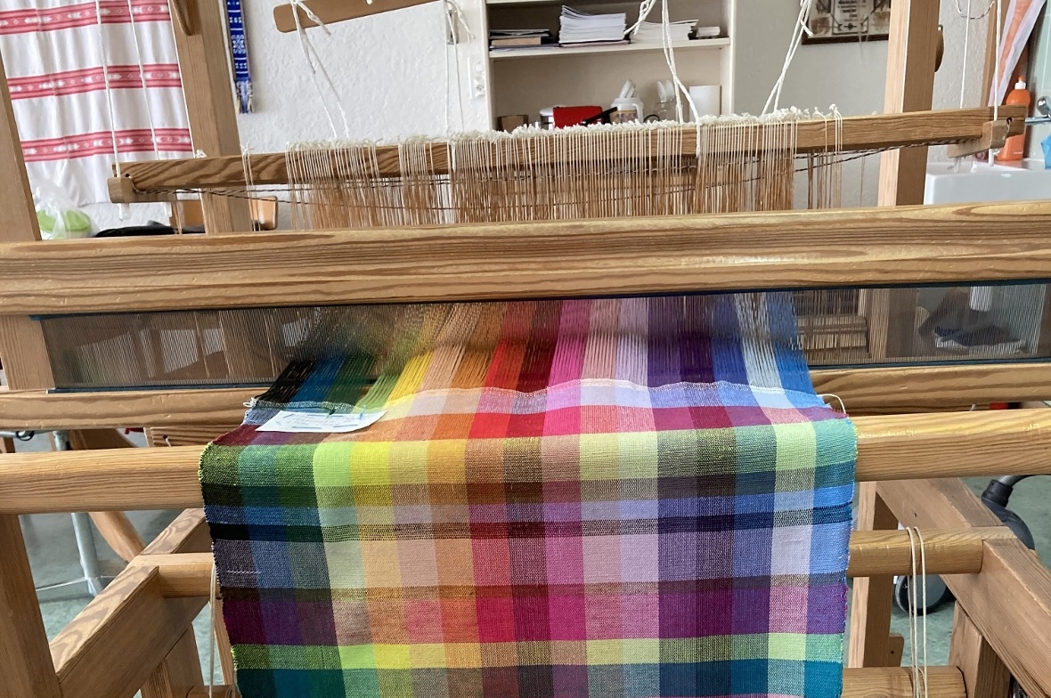 Handtuch weben auf einem grossen Webstuhl.