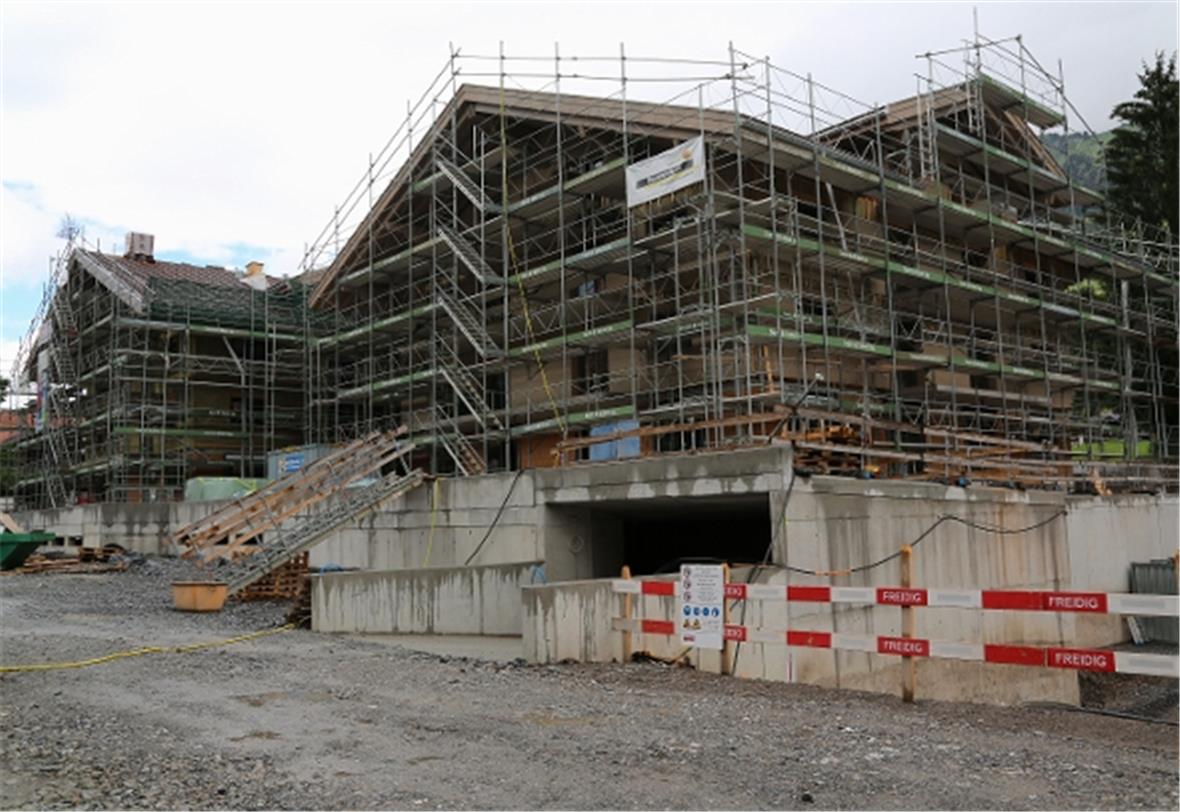 Handwerker und Unternehmer am Richtfest.