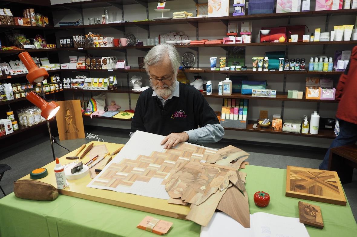 Hannes Rubin zeigte im Claro-Laden wie Intarsien und Holzeinlegearbeiten gemacht...