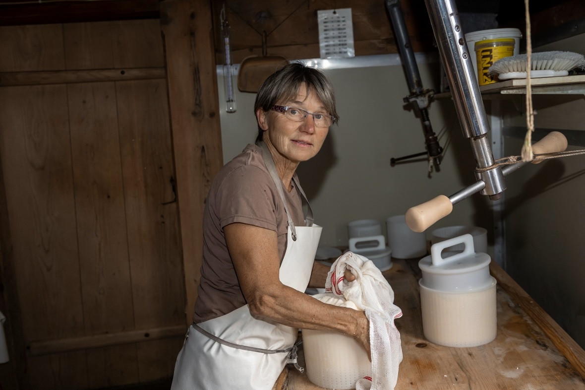 Hanni Reber bei der Produktion von Mutschli.