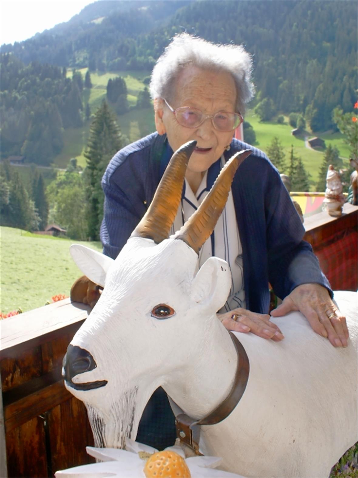 Hanni Schenk-Erb mit Geissbock «Chrigel» auf dem Balkon ihres Heims an der Altenriedstrasse.