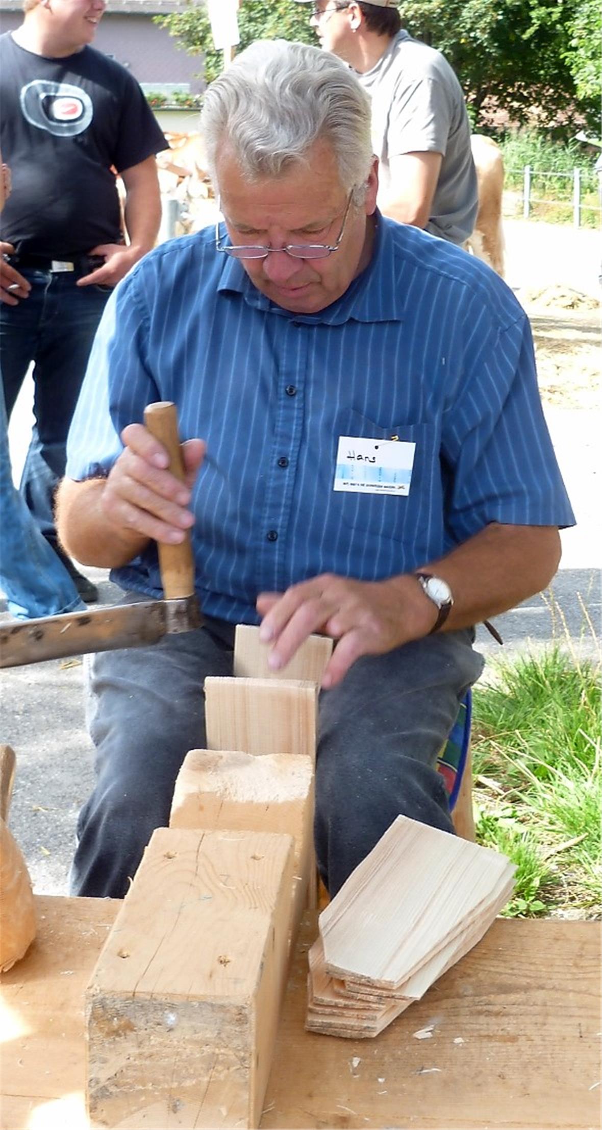 Hans Dänzer bei der Schindelherstellung.