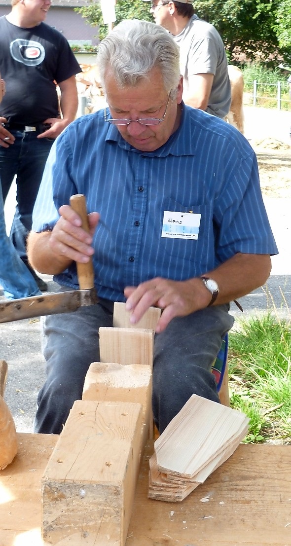 Hans Dänzer bei der Schindelherstellung.