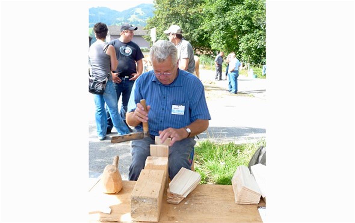 Hans Dänzer bei der Schindelherstellung.