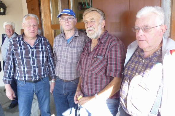 Hans Guggisberg, Hermann Dänzer, Walter Luchs und Samuel Imobersteg. Hinten links ist noch der Präsident der Berner Schützen-Veteranen, Fritz Baumgartner.