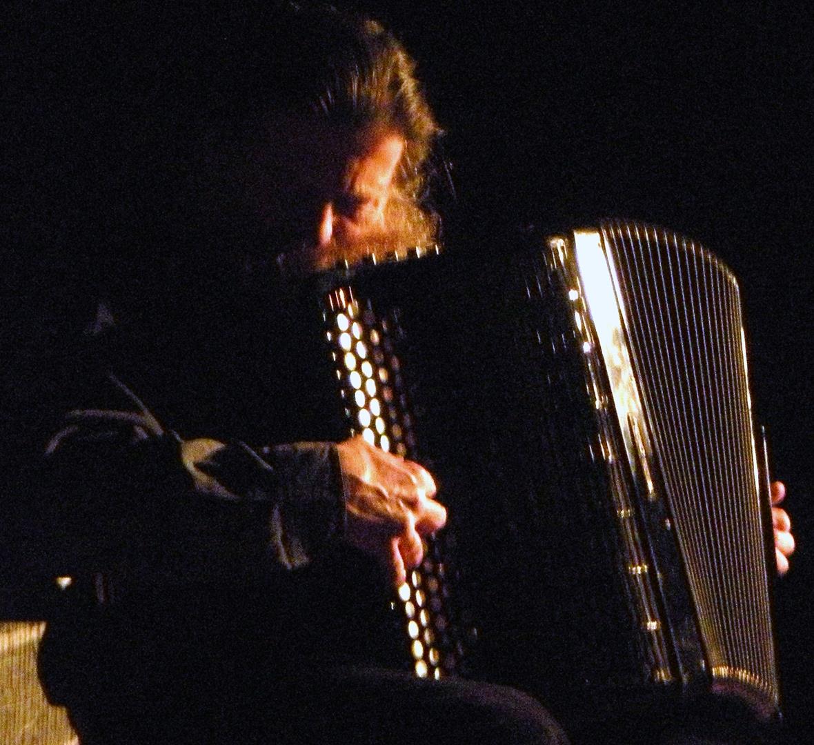 Hans Hassler füllte den Raum der katholischen Kirche Zweisimmen mit überraschenden Akkordeonklängen. Bild: Markus Bachmann