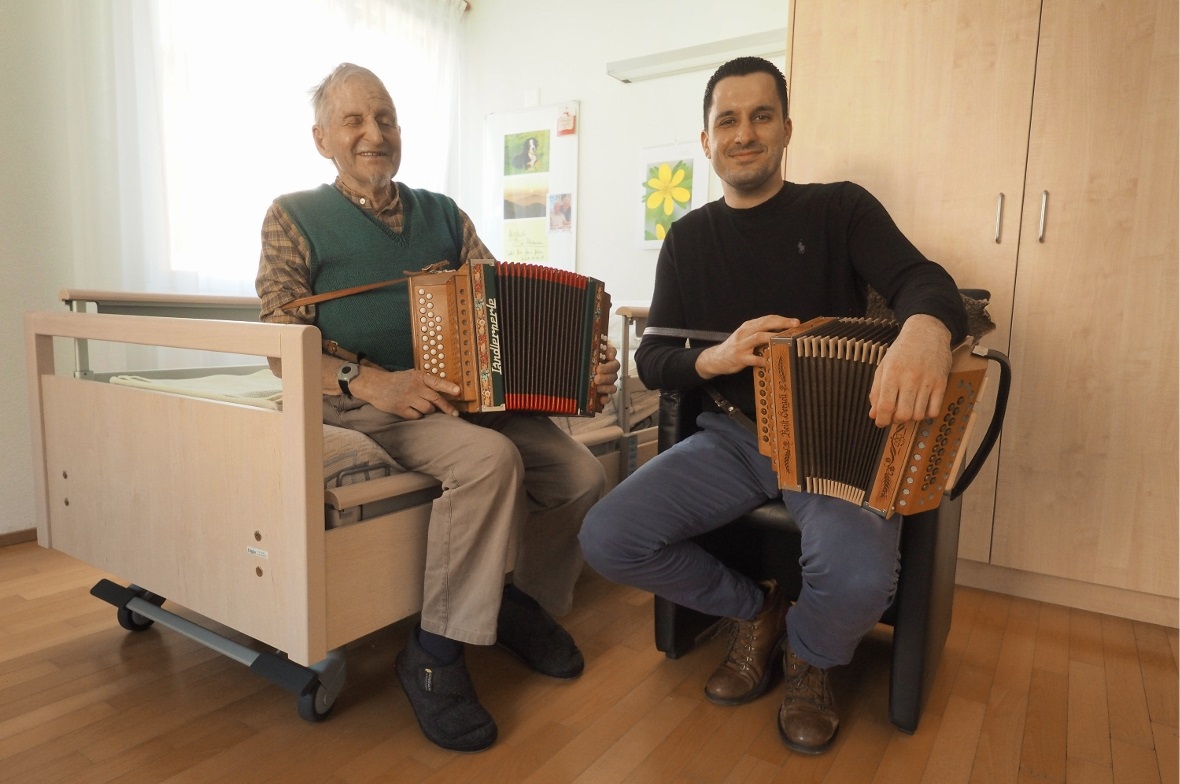Musikunterricht mit 89 Jahren fürs eigene Geburtstags-Ständchen Hans Hehlen mit seinem Lehrer Gyorgi Spasov von der Musikschule Saanenland-Obersimmental.
