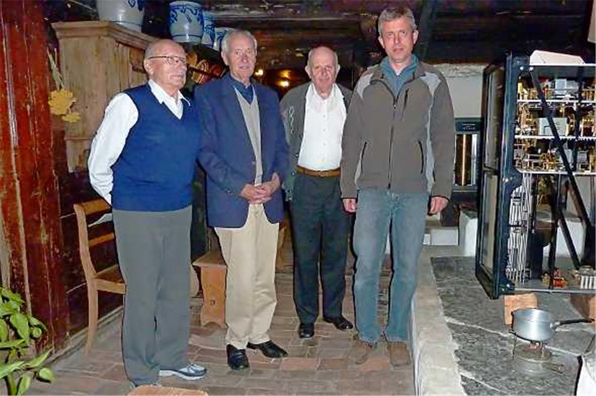 Hans Hofer (links im Bild), Ernst Müller und Beat Glesti haben die Ausstellung über die Nutzung der Wasserkräfte im Simmental zusammengestellt. Rechts im Bild ein Messgerät aus den 60er Jahren.