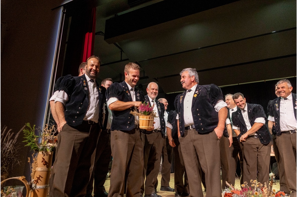 Hans Küpfer (re.) bedankte sich beim Präsidenten David Gerber (Mitte) für seine ...