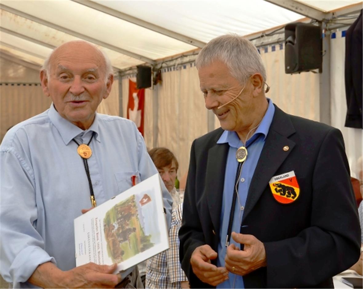 Hans Lengacher (links) aus Blankenburg wird durch den VOSV-Präsidenten Karl Giovanelli mit Urkunde und dem goldenen Ehrenzweig zum Ehrenveteranen ernannt.