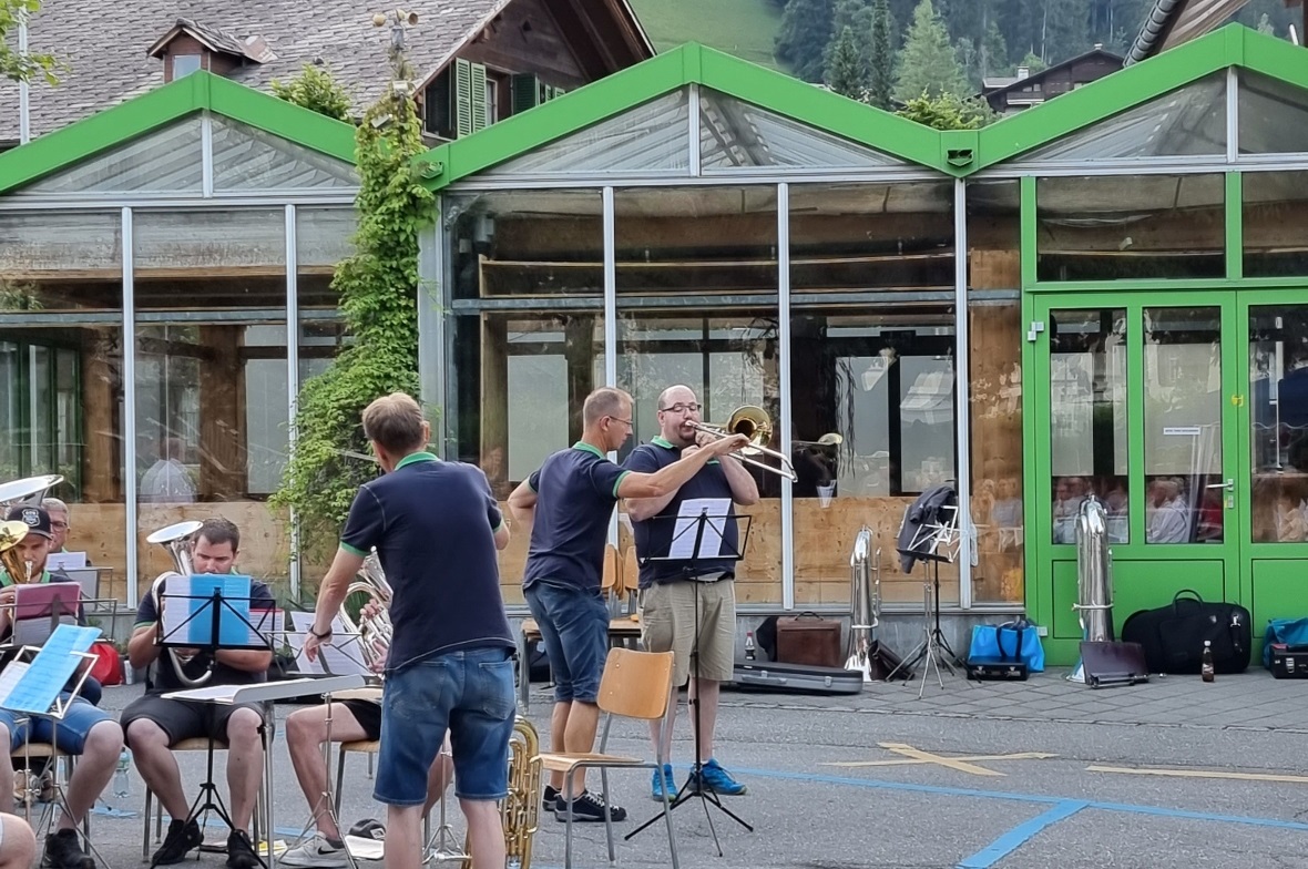 Hans-Peter Janzi erhielt unfreiwillige Assistenz bei seinem Posaunensolo.