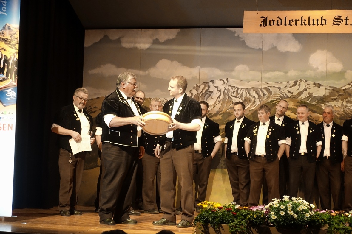 Hans-Peter Minnig überreichte Marc Eggen eine Holzgebse mit Widmung.